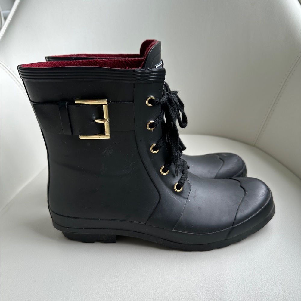 Tommy Hilfiger Black Ankle Preppy Fall Buckle Rainboots in Size 8